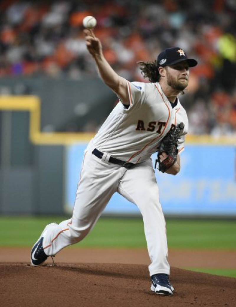 El lanzador abridor de los Astros de Houston, Gerrit Cole, realiza un lanzamiento durante el partido de la Serie de División de la Liga Americana.