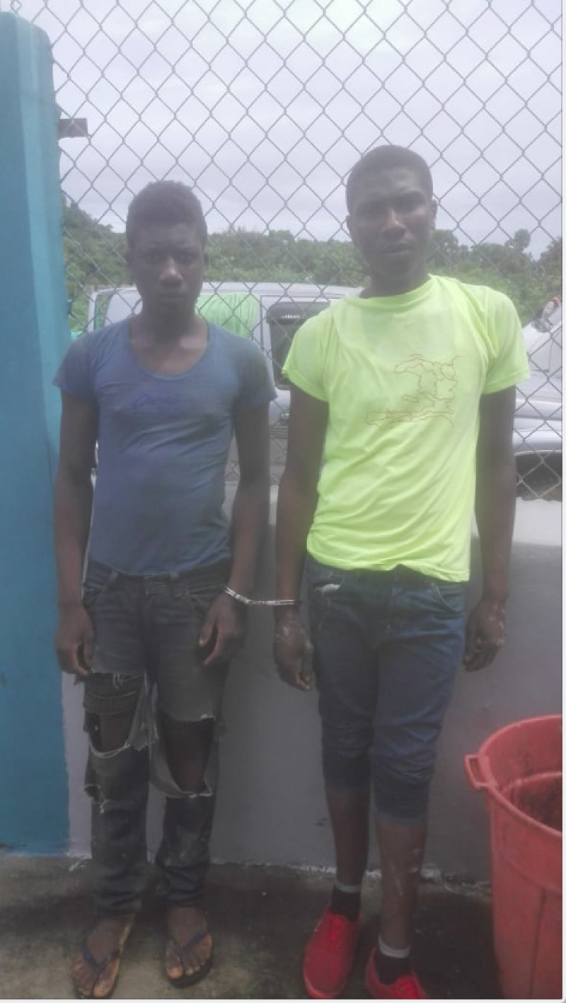 Presos. Dos de los haitianos detenidos en una loma de Paraíso, Barahona.