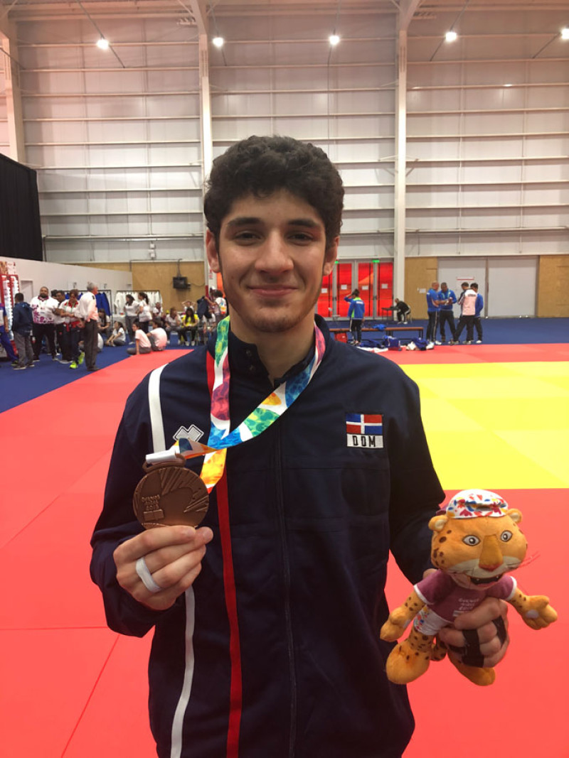Premio. El judoca Antonio Tornal exhibe su medalla de bronce.