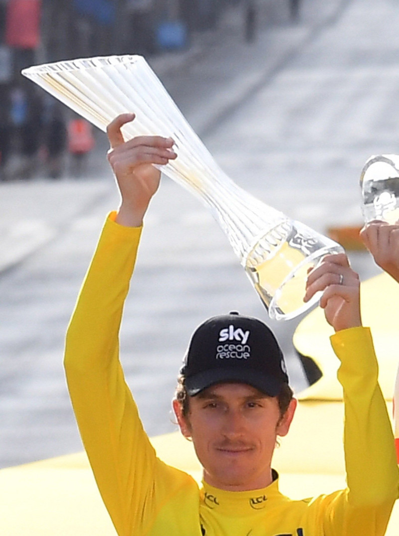 Geraint Thomas levanta el trofeo de campeón del Tour de París.