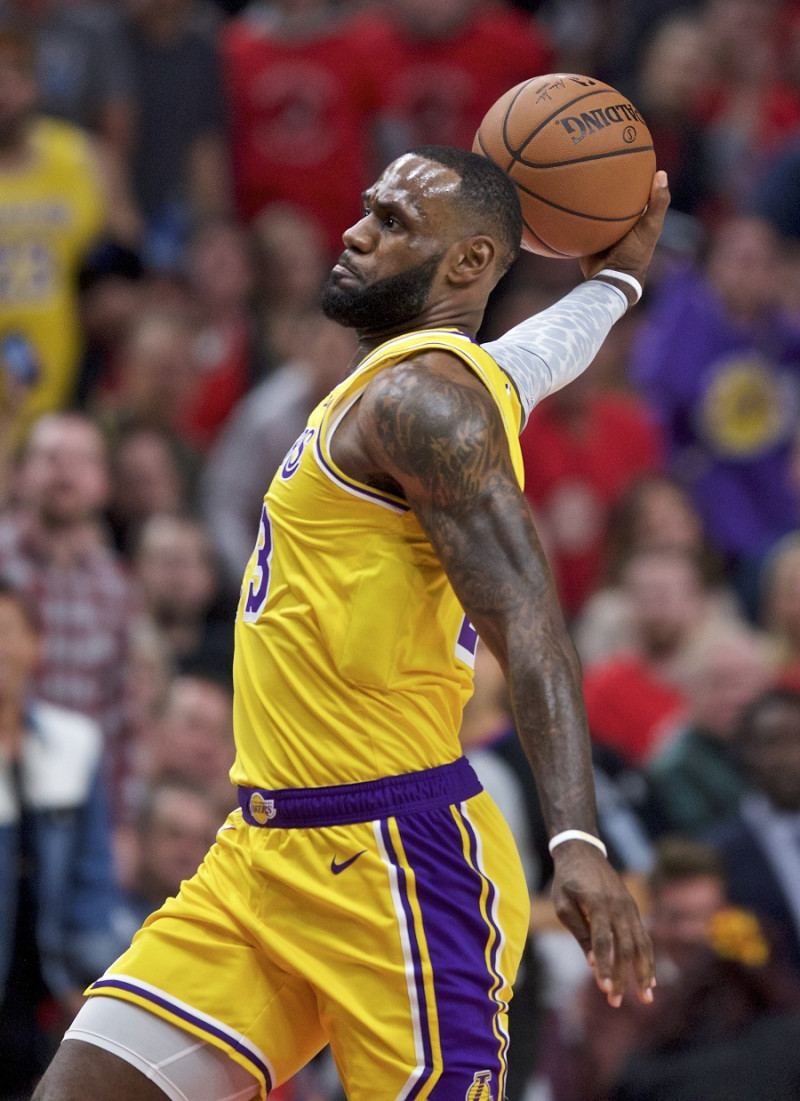 LeBron James, en su primer juego como miembro de los Lakers, se apresta a realizar un donqueo contra Portland.