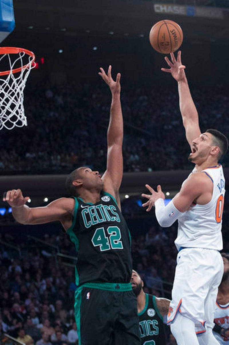 Al Horford, de los Celtics, realiza una jugada defensiva frente a Enes Kanter, de los Knicks, durante el partido sabatino del baloncesto de la NBA.