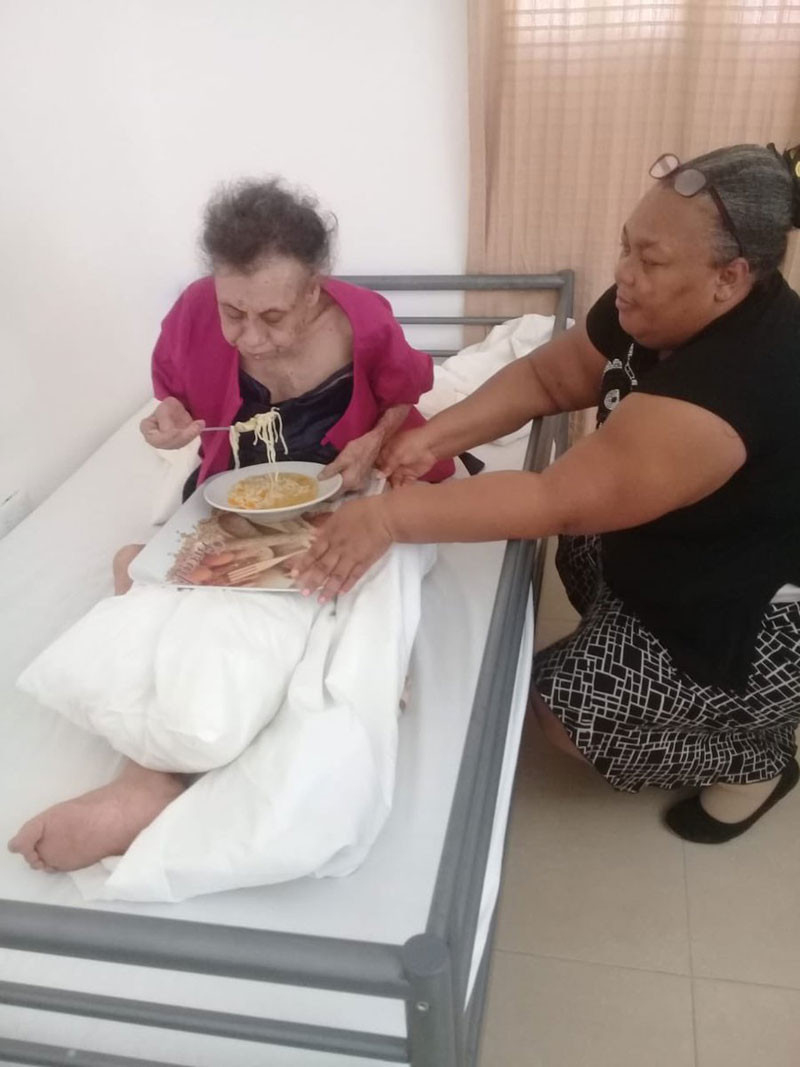 Cuidado. La señora que estaba postrada en una silla fue rescatada por Conape y llevada a un centro de salud donde recibe alimentación.