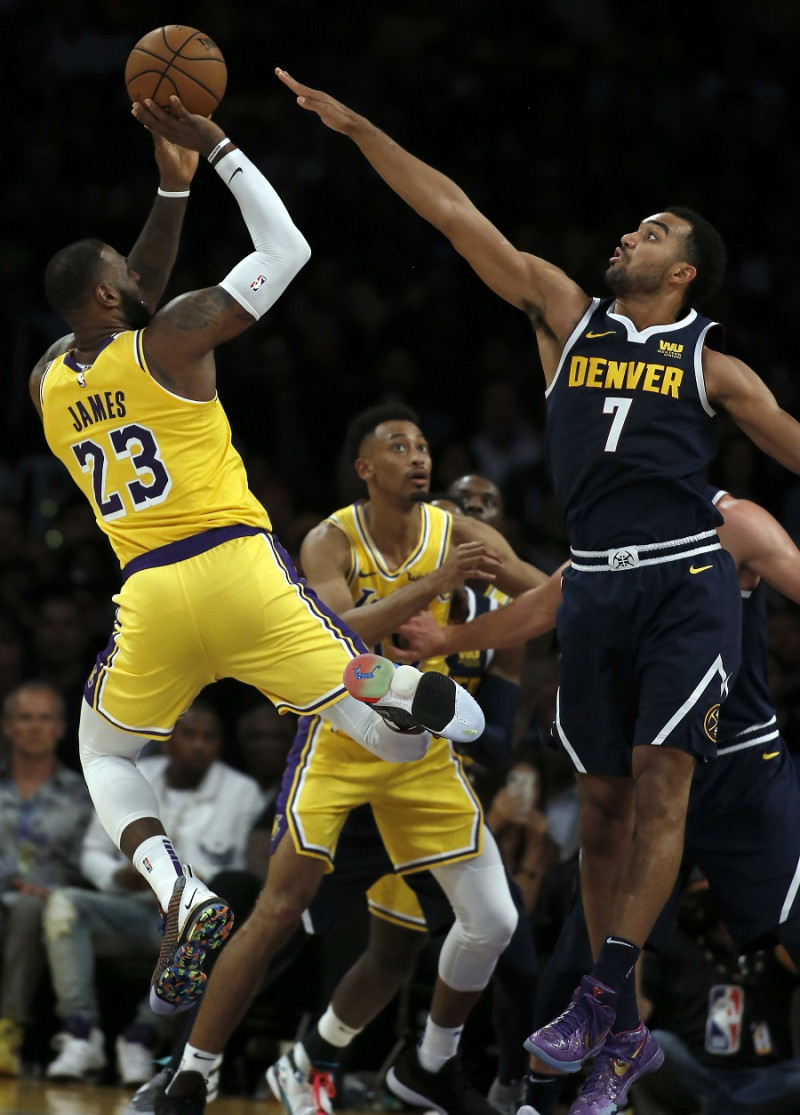 El delantero LeBron James, de los Lakers, hace gestión ofensiva en el segundo cuarto ante la la defensa de Trey Lyles, de los Nuggets.