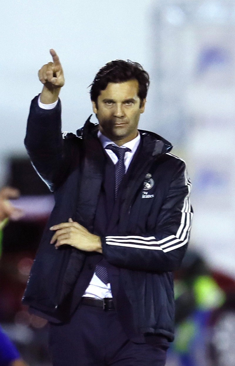 Santiago Solari mientras impartía instrucciones en su primer juego como director técnico del Real Madrid.