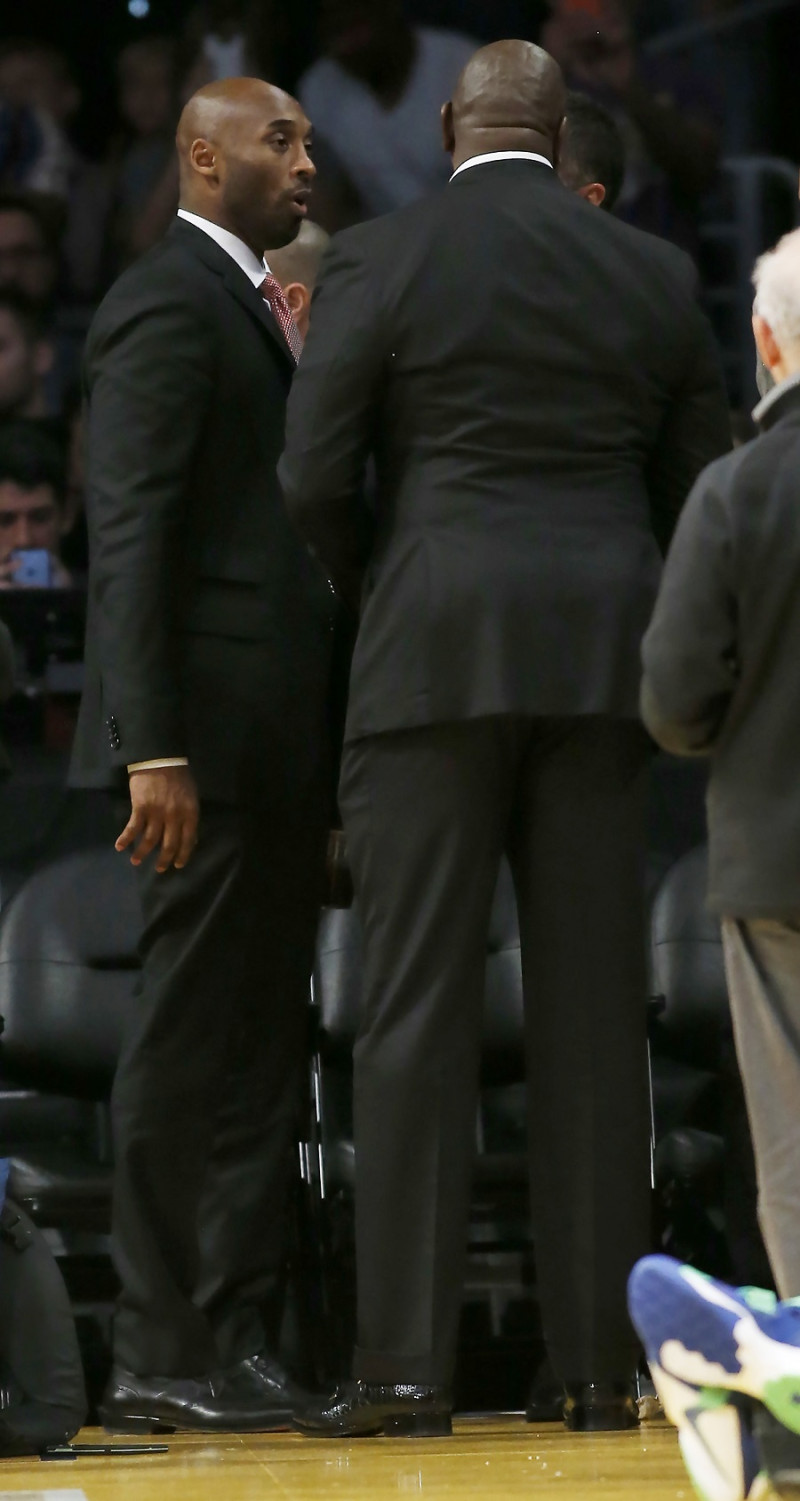 Kobe Bryant y Magic Johnson, ejecutivo de los Lakers.