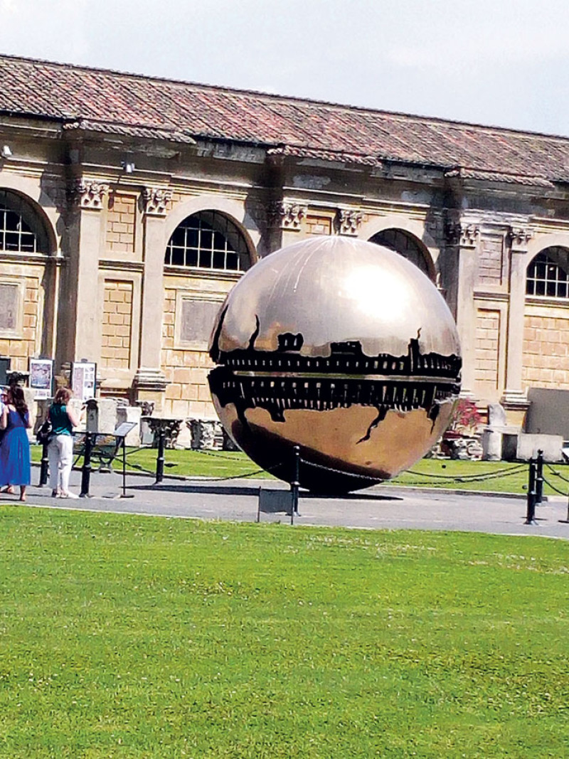 Esfera. De Arnaldo Pomodoro y hecha en bronce, la escultura lleva el nombre de Sfera Con Sfera.