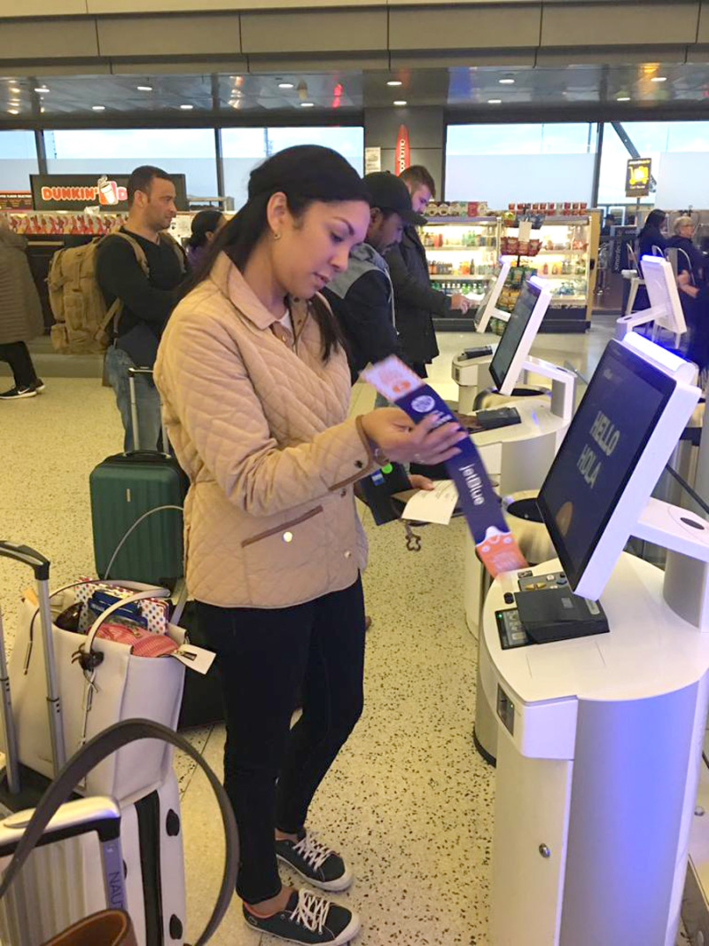 Transformación. La viajera Miriam Yeris Ureña dice que ahora es más fácil viajar, porque las facilidades tecnológicas en los aeropuertos permiten que el pasajero no tenga que llegar a la terminal con tanta antelación para registrarse.