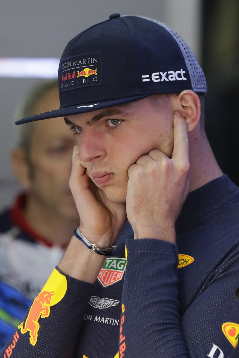 Max Verstappen, de la escudería Red Bull, se tapa los oídos mientras contemplaba los entrenamientos de unos de sus rivales.