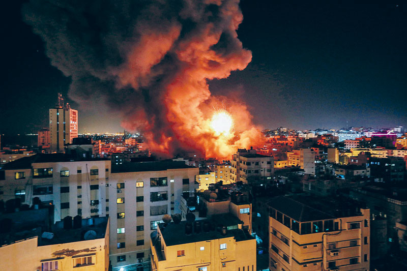 Interior. Vista del fuego y el humo sobre el edificio de seguridad interna del Ministerio del Interior de Hamas después de que fuera impactado durante un ataque aéreo israelí en la Ciudad de Gaza anoche. El Ejército israelí bombardeó también el edificio del canal de televisión Al Aqsa, del movimiento islamista Hamás, que controla la franja.