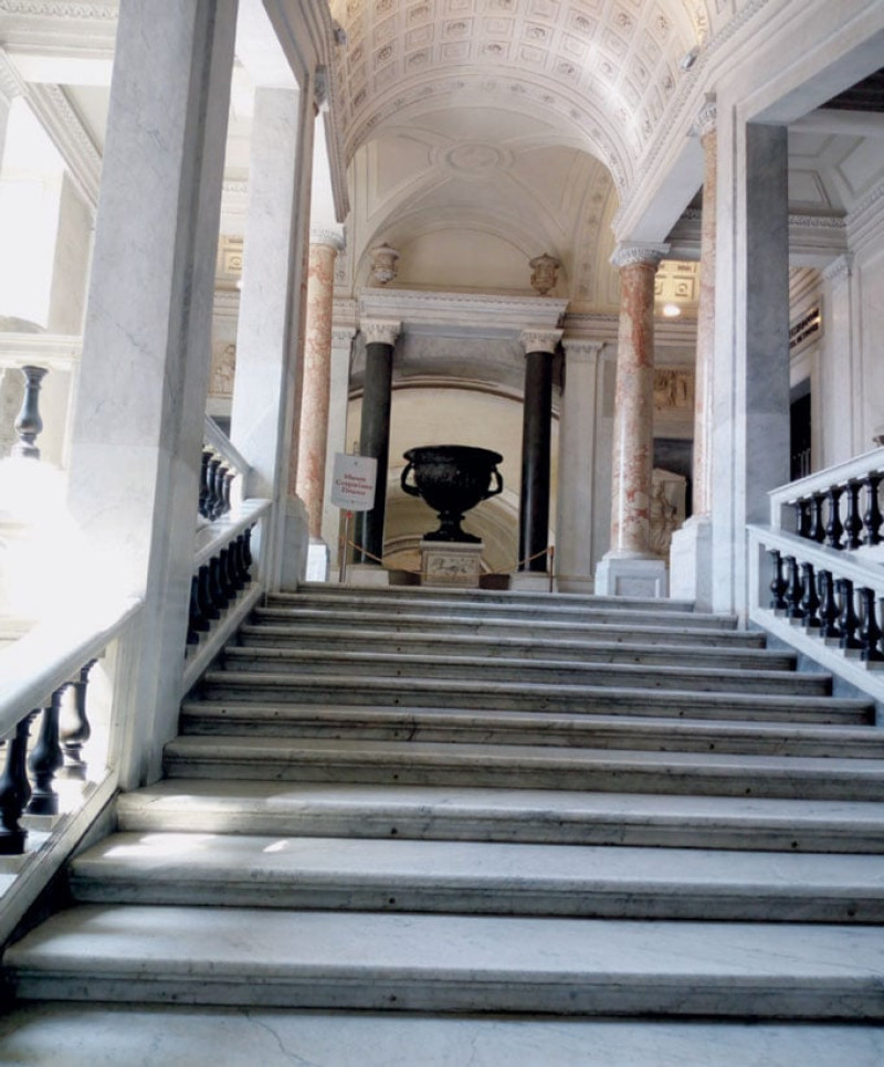 Escalera. Hacia el Museo Etrusco, en los Museos Vaticanos.