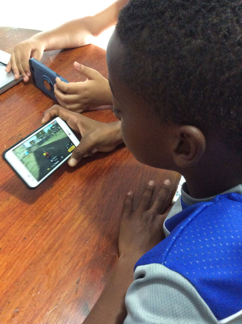 Uso. La moderación, tanto en el tiempo de exposición como en los contenidos, es la clave. Niños juegan con celulares.