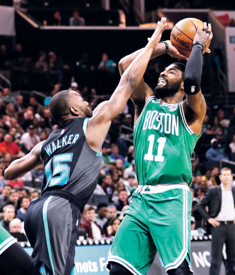 Kyrie Irving busca anotar dos puntos ante la fuerte defensa de Kemba walker en el choque que los Hornets se impusieron a los Celtics.