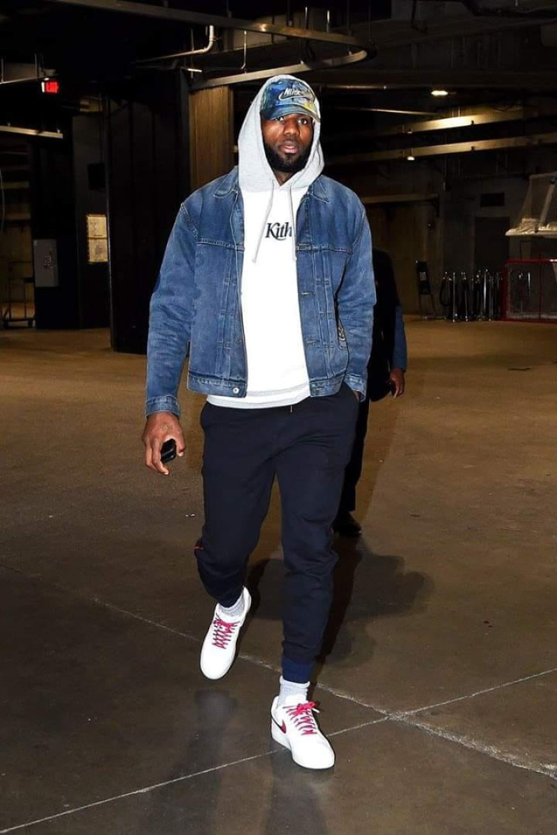 LeBron James al momento de llegar al Staple Center con su modelo "De Lo Mío".