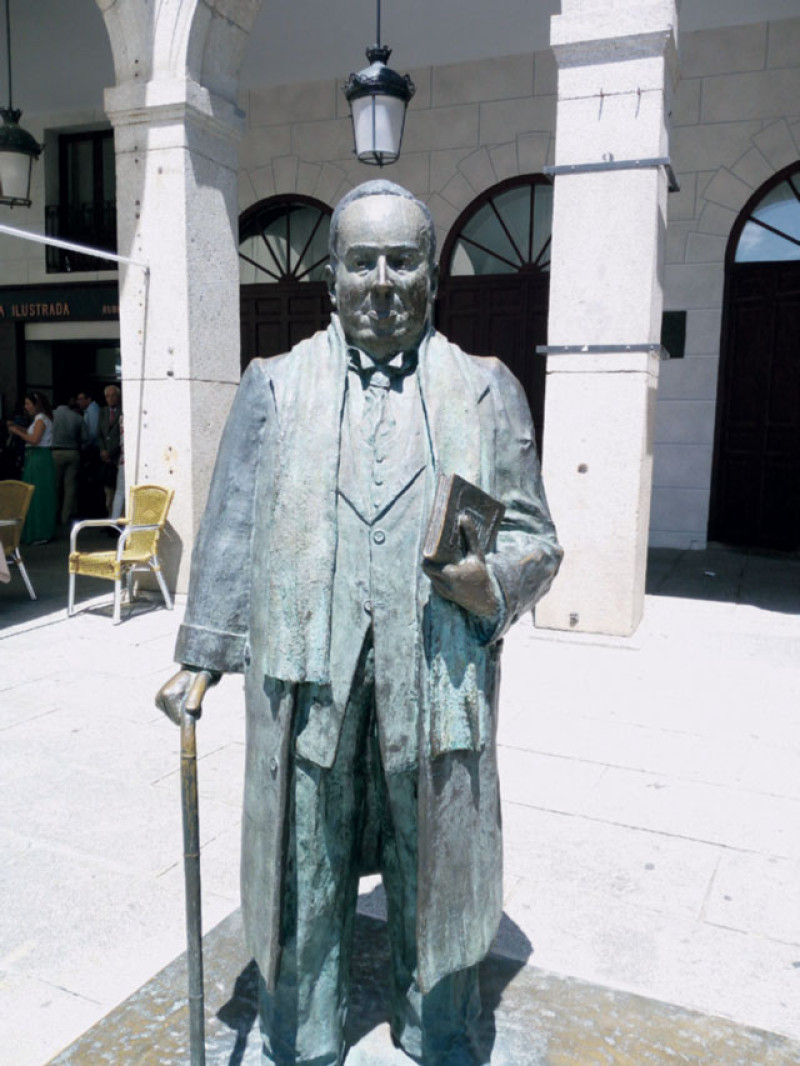 Estatua. En la Plaza Mayor se levanta la estatua del poeta Antonio Machado.