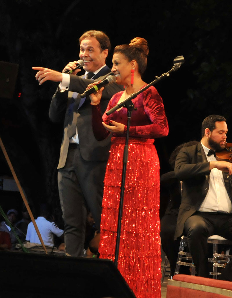 ARTISTAS. Milly Quezada y Frank Ceara pusieron el toque romántico a la Gran Gala de Navidad cuando interpretaron la emblemática canción Por amor, del maestro Rafael Solano, tema que compuso hace 50 años.