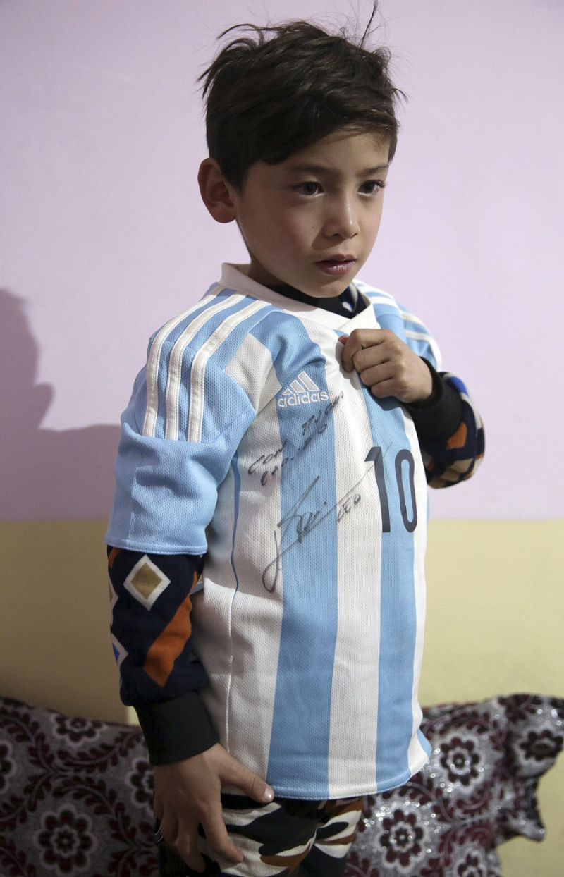 Murtaza mientras exhibía la camiseta que le autografió su ídolo Lionel Messi.