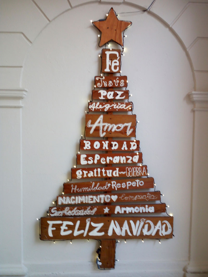 Madera. La silueta de un árbol de madera muestra en Punta Cana Village, palabras alegóricas a Navidad.