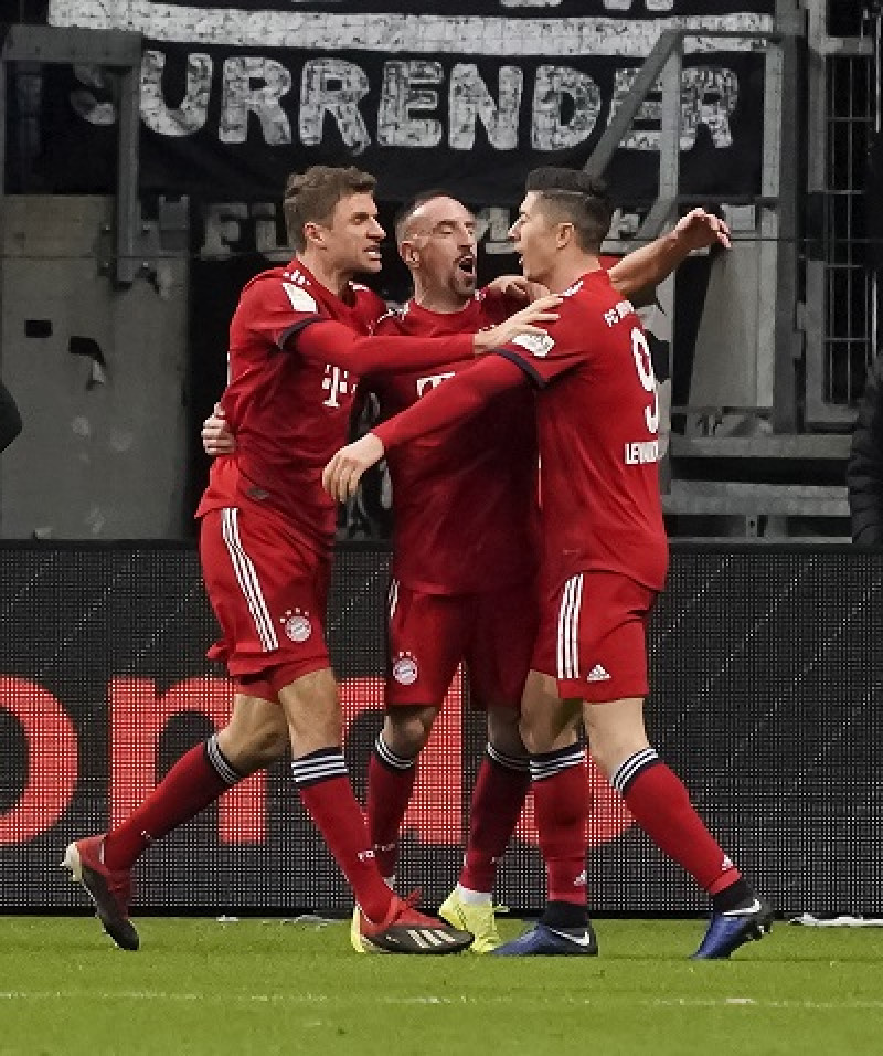 Franck Ribery, de Bayern,  celebra luego de anotar un gol en el partido de la Bundesliga . EFE