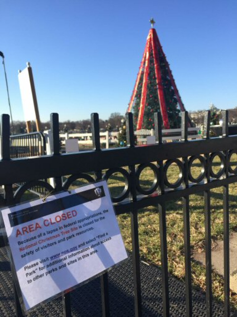 Vista del árbol de Navidad oficial de la ciudad de Washington (EE.UU.), con la verja de hierro cerrada en donde se ha colgado un cartel con el mensaje: "Área Cerrada.