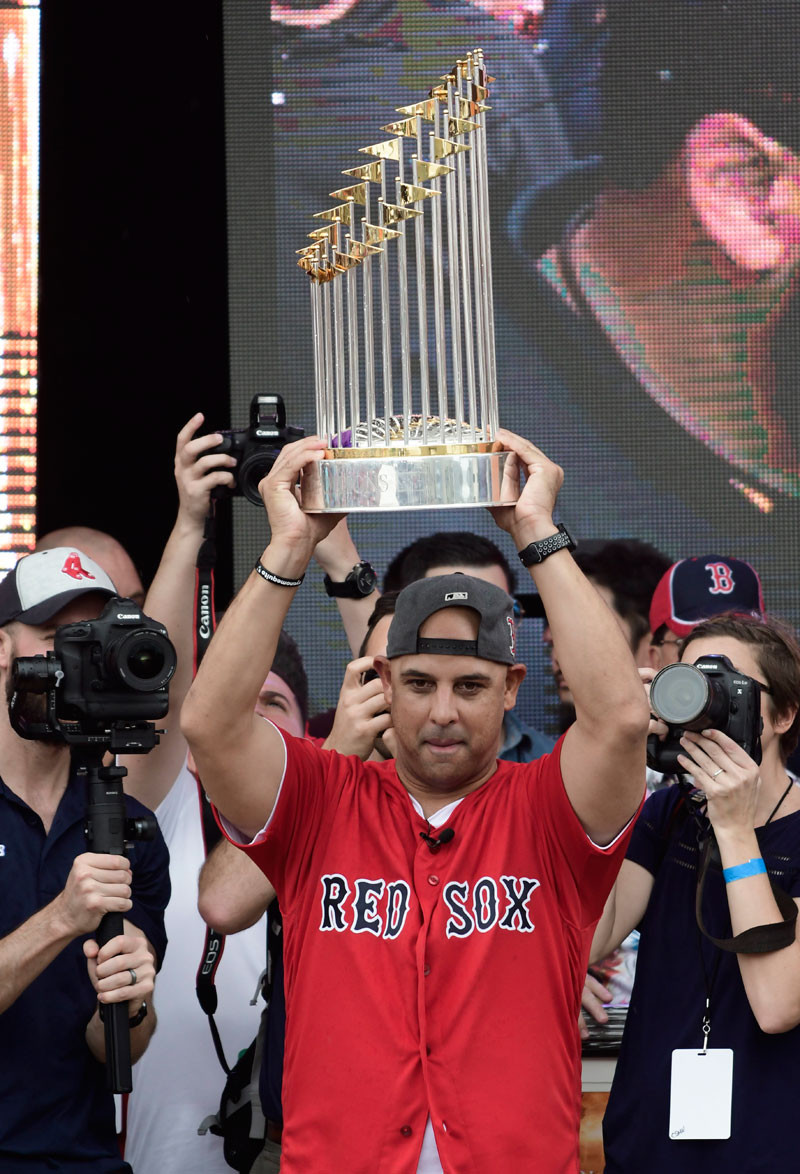 Alex Cora, manager de los Medias Rojas de Boston, levanta el trofeo de campeón de la Serie Mundial.