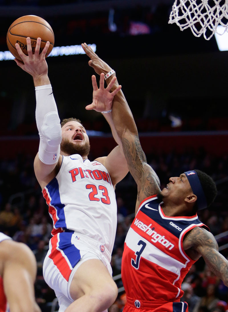 Blake Griffin, de los Pistons, se eleva en busca de un canasto ante la defensa de Bradley Beal, de los Wizards, en acción de la primera mitad del partido de anoche en el baloncesto de la NBA.
