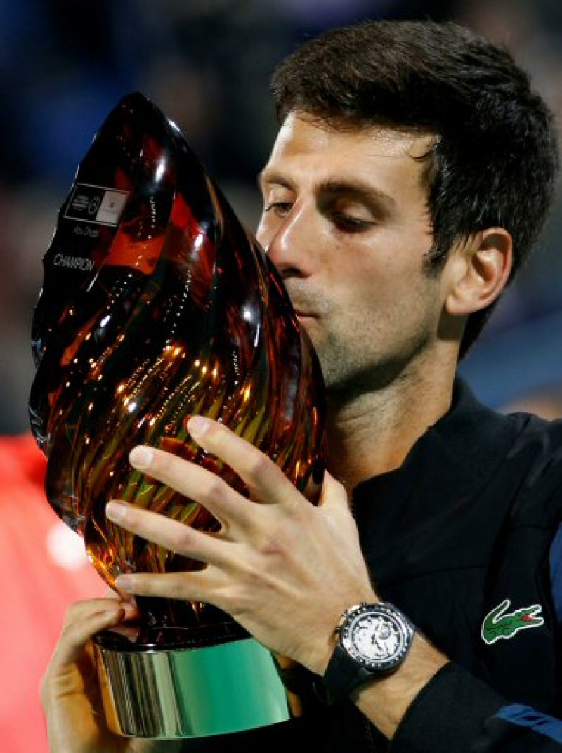 Novak Djokovic, de Serbia, besa el trofeo después de ganar el último partido contra Kevin Anderson de Sudáfrica, en el Campeonato Mundial de Tenis Mubadala 2018 en Abu Dhabi, Emiratos Árabes Unidos.