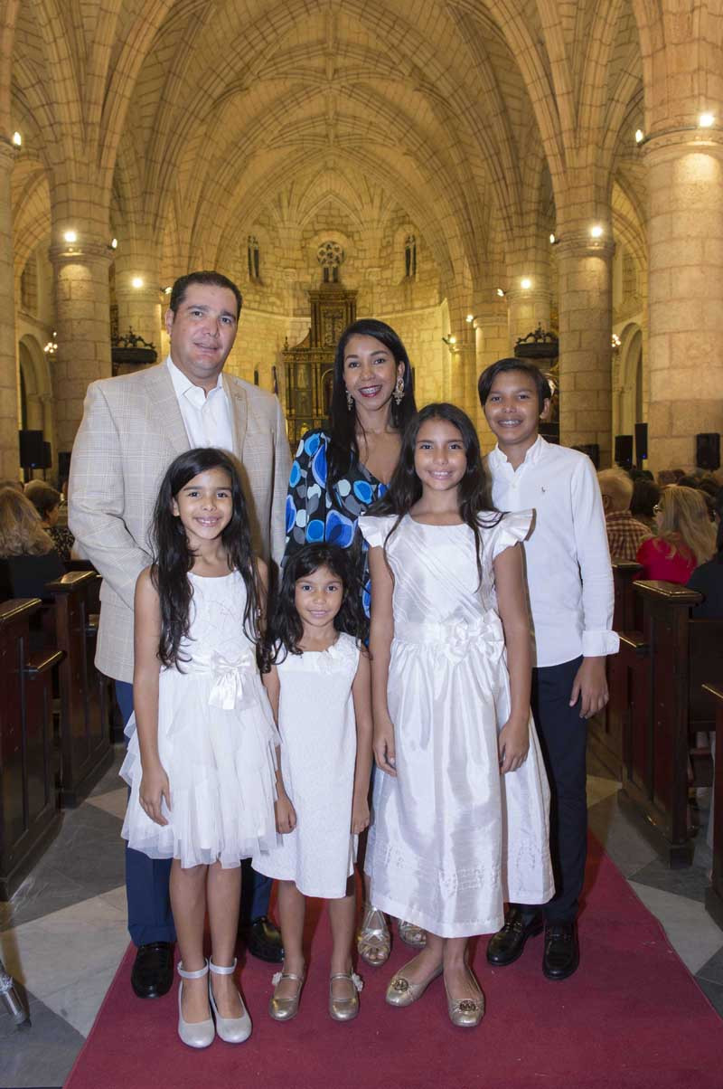 Leo Morales y Raquel Núñez, con sus hijos Raquel, Eva,
Miranda y Sebastián.