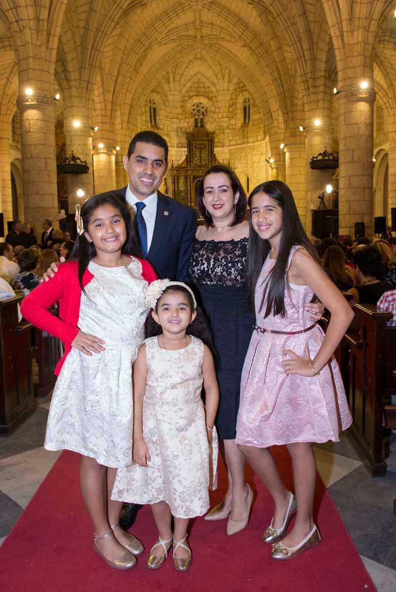 Robinson Portorreal y Erika Tejeda, junto a sus hijas Eleanor, Erika y Eilien.