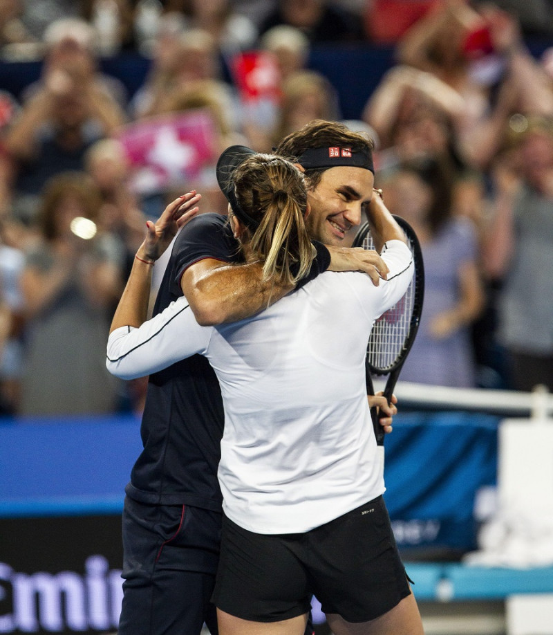 Roger Federer y Belinda Bencic se dan un efusivo abrazo tras ganar la  Copa Hoptman al superar a Alexander Zverev y Angelique Kerber en la final.