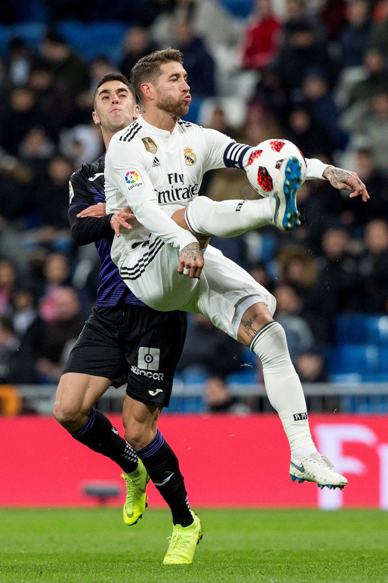 Sergio Ramos maneja el balón durante la defensa de Sabin Merino en el partido que ganó el Real Madrid.
