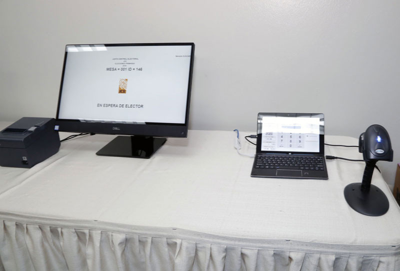 Tecnología. Los tecnicos tratarán el funcionamiento del modelo de voto automatizado de la Junta Central Electoral.
