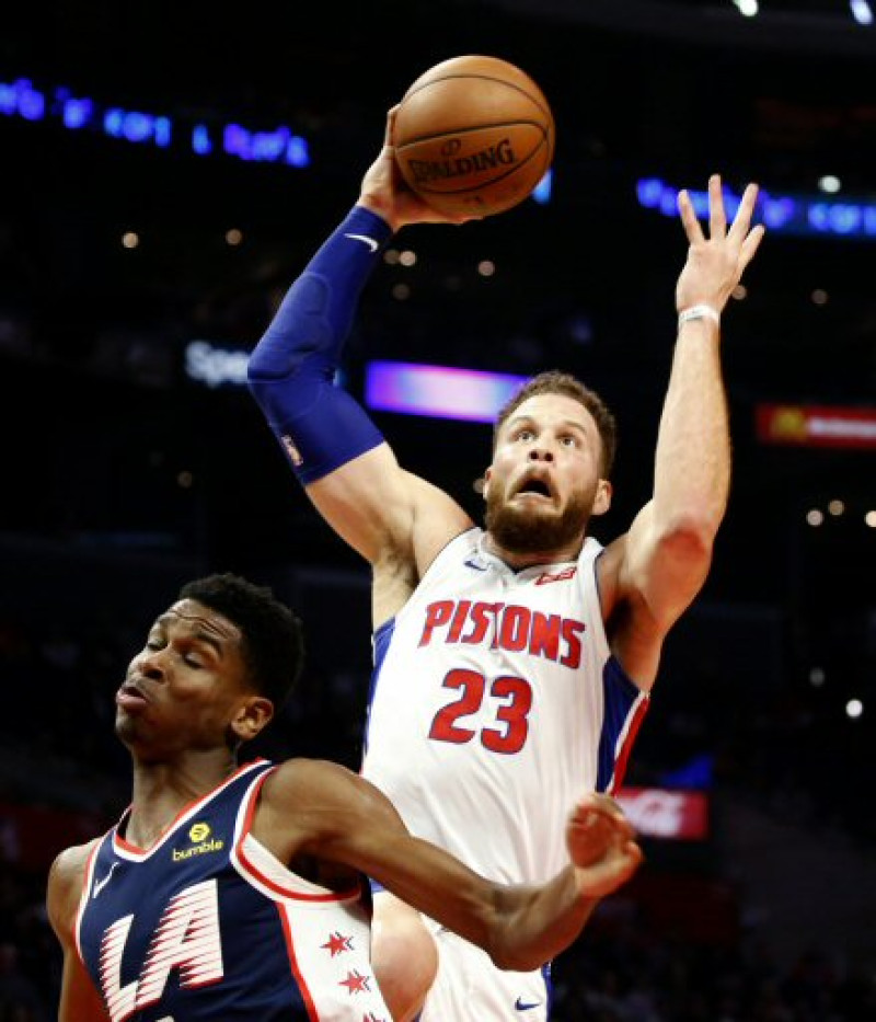 Blake Griffin busca anotar dos puntos en el partido que este sábado los Pistons le ganaron a los Clippers.