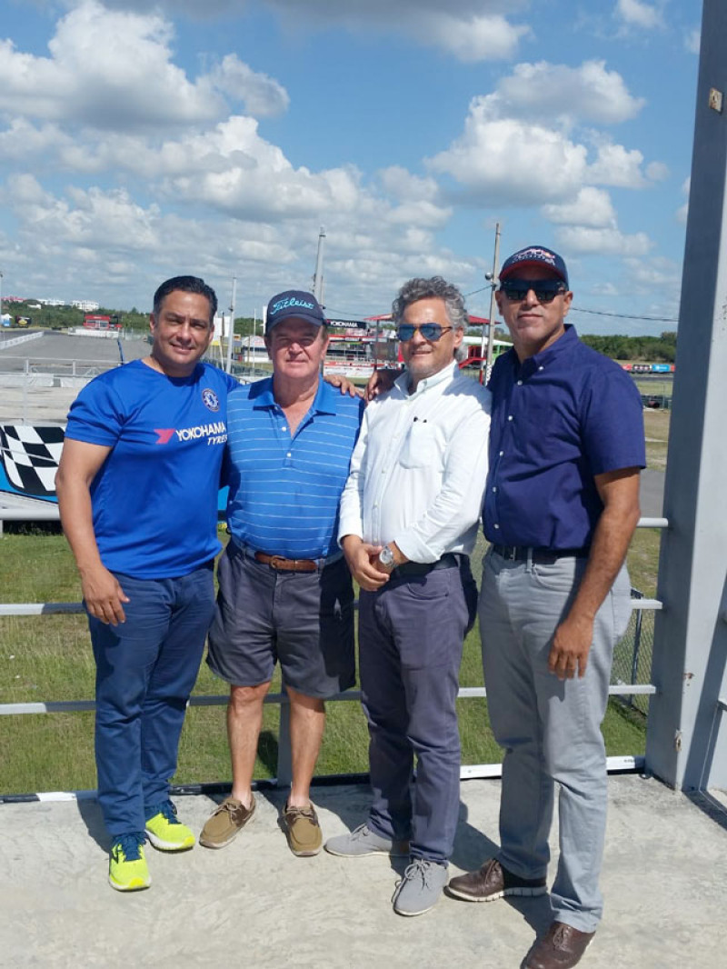 Mandy González, centro, junto al gerente del Autódromo Marcos Pichardo; José Liz, presidente de la Federación Dominicana de Automovilismo y Diego Campos, durante una reciente visita de inspección a las instalaciones del parque de velocidad.