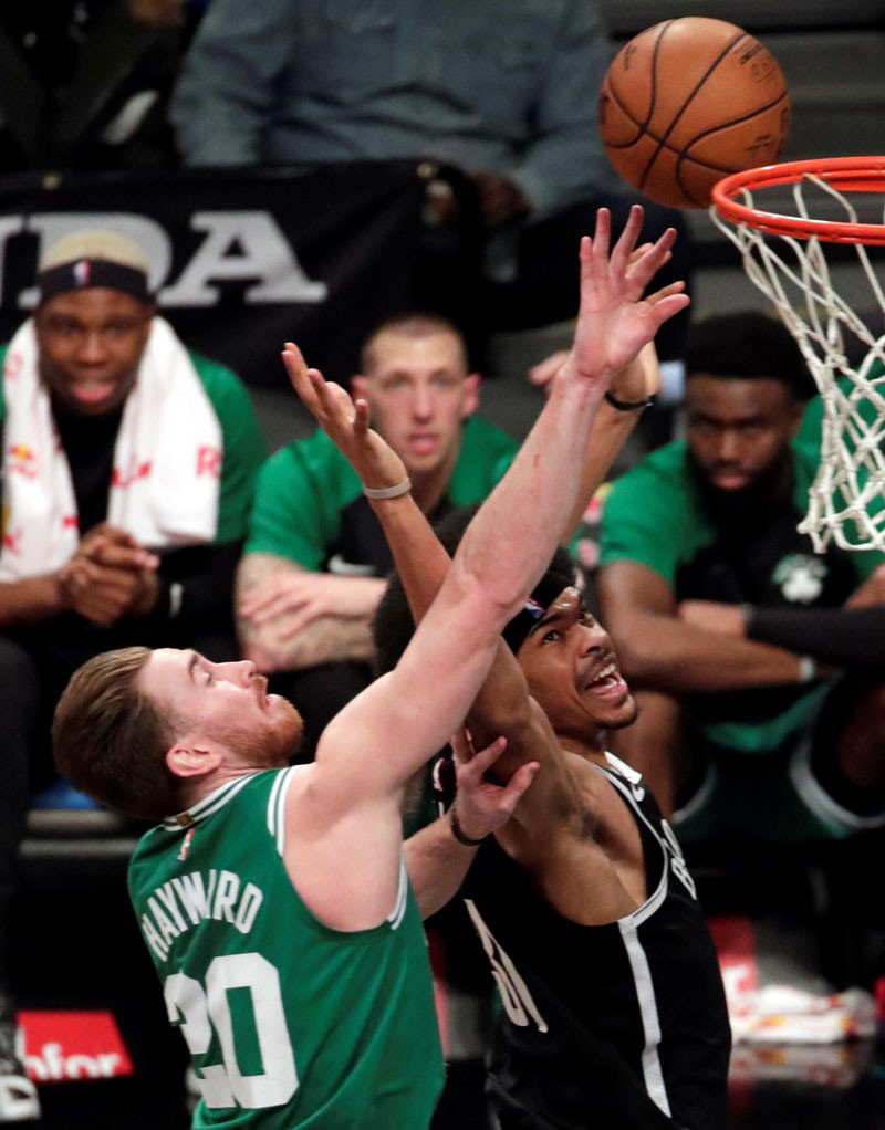 Gordon Hayward, de los Celtics, defiende ante Jarrett Allen, de los Brooklyn Nets, durante un partido de la NBA entre los Brooklyn Nets y los Boston Celtics, en el Barclays Center de Brooklyn, Nueva York.