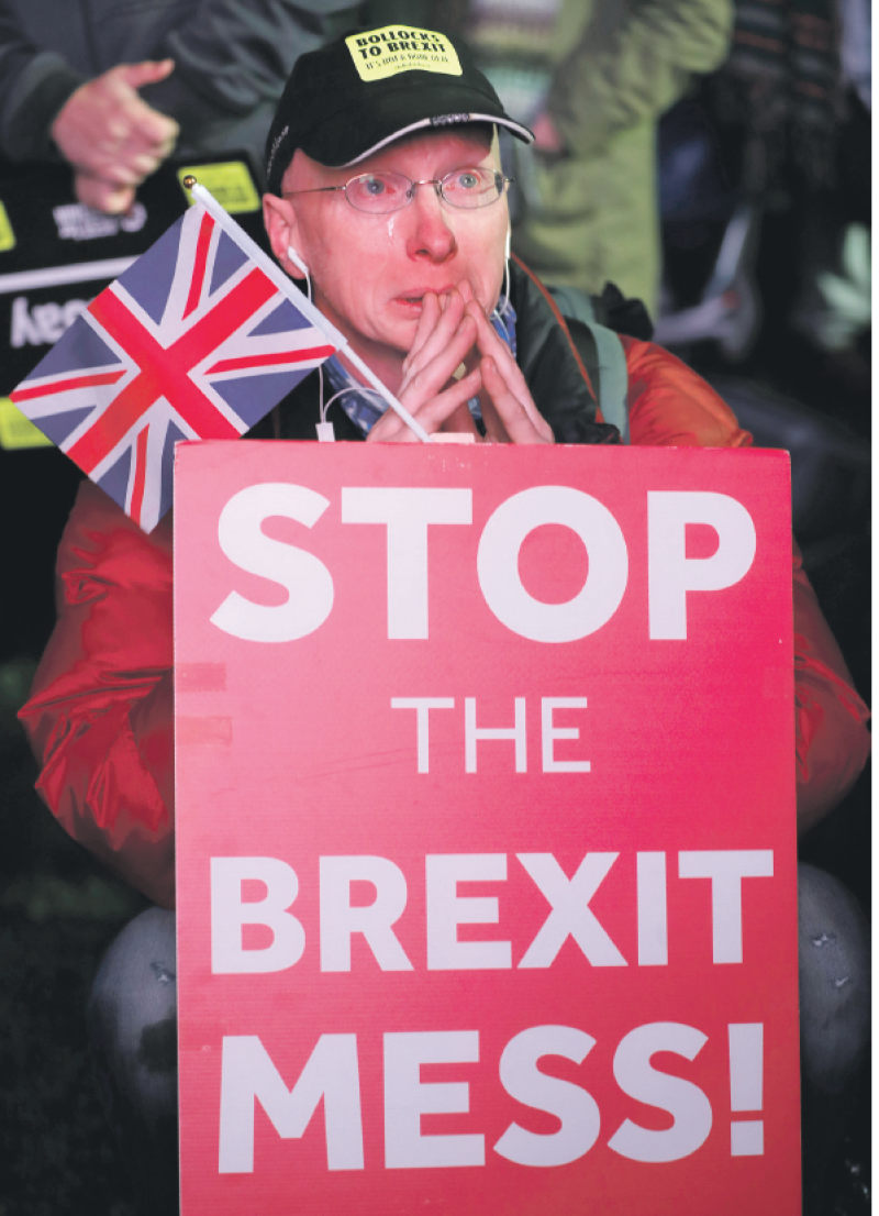 A la espera. Un manifestante en contra del Brexit llora, en la plaza del Parlamento en Londres, ayer. "Detengan el lío del Brexit", en el letrero.
