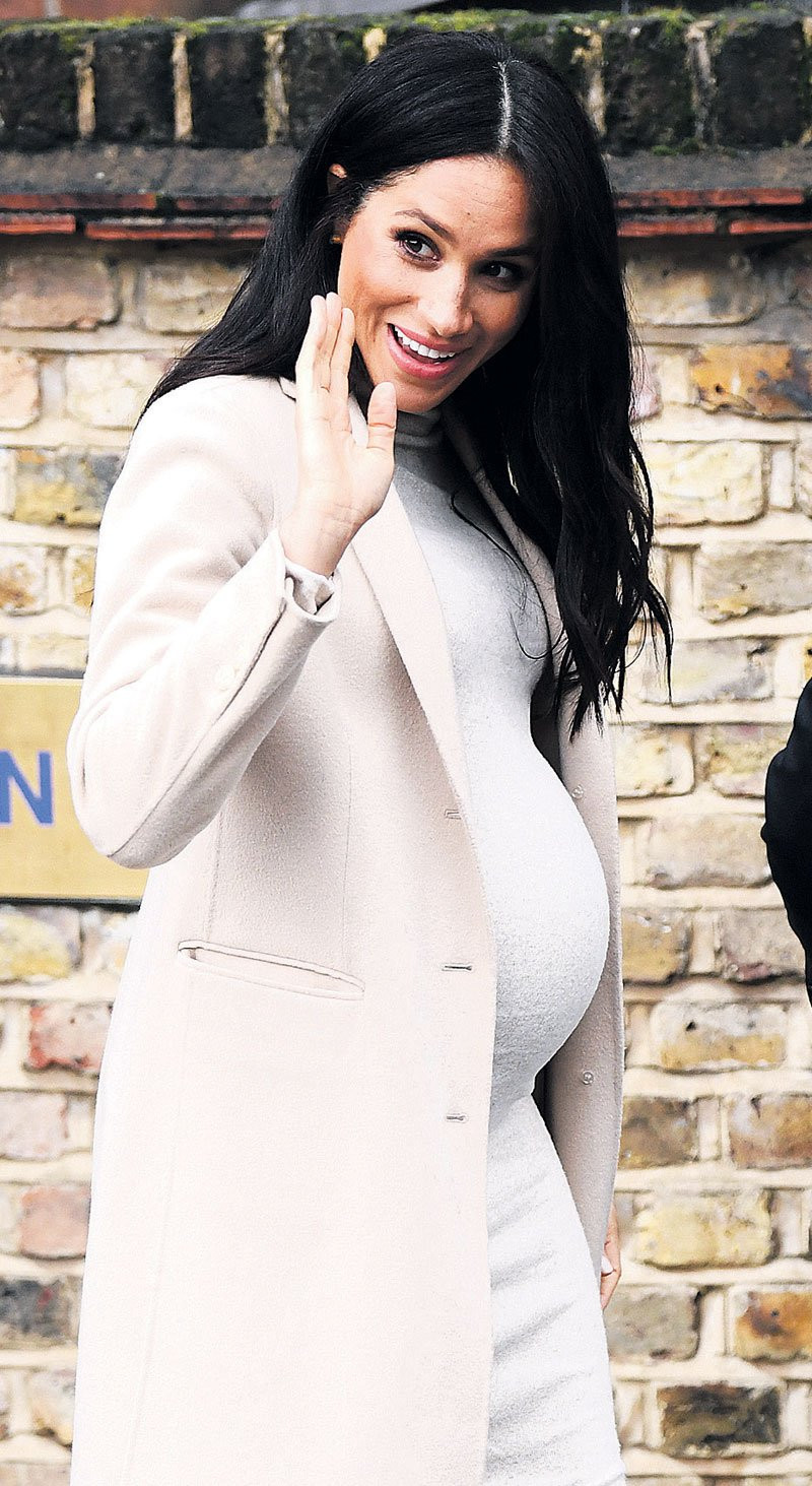 MUY APLAUDIDA: La duquesa de Sussex, Meghan Markle, luce radiante en su sexto mes de embarazo con un vestido ‘low cost’ color crema de la línea maternal de H&M, que combinó con un abrigo Armani. Completó el look con una cartera de Stella McCartney.