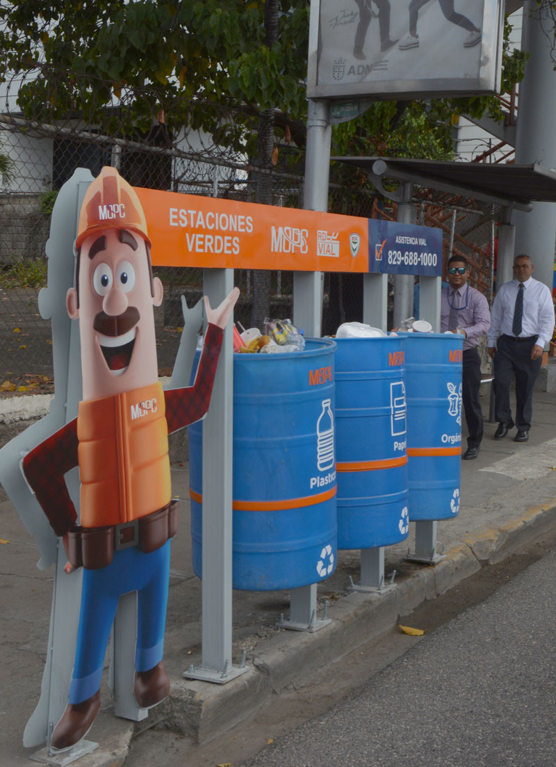 Aseo. Obras Públicas ha instalado zafacones en vías troncales, para reciclar los desechos sólidos, incluyendo en la Capital.