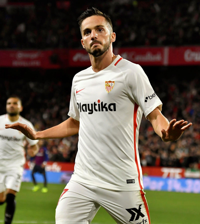 El centrocampista del Sevilla, Pablo Sarabia, celebra el primer gol del equipo andaluz durante el encuentro correspondiente a la ida de los cuartos de final de la Copa del Rey.