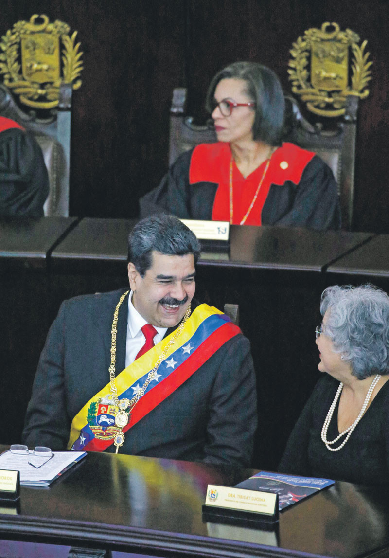 Honras . El presidente Nicolas Maduro fíe junto a Tibisay Lucena, presidenta del Consejo Nacional Electoral, durante la ceremonia de inicio del año judicial, ayer en la Suprema Corte, en Caracas.