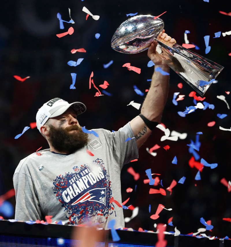 Julian Edelman, de los Patriots de New England, levanta el trofeo que lo acredita como el Jugador Más Valioso del Super Bowl.