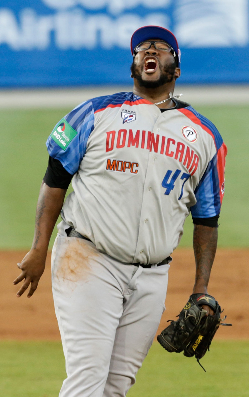 Jumbo Díaz, cerrador de las Estrellas Orientales, celebra luego de la victoria frente a los Cangrejeros de Santurce en el primer partido de la Serie del Caribe en Ciudad de Panamá.