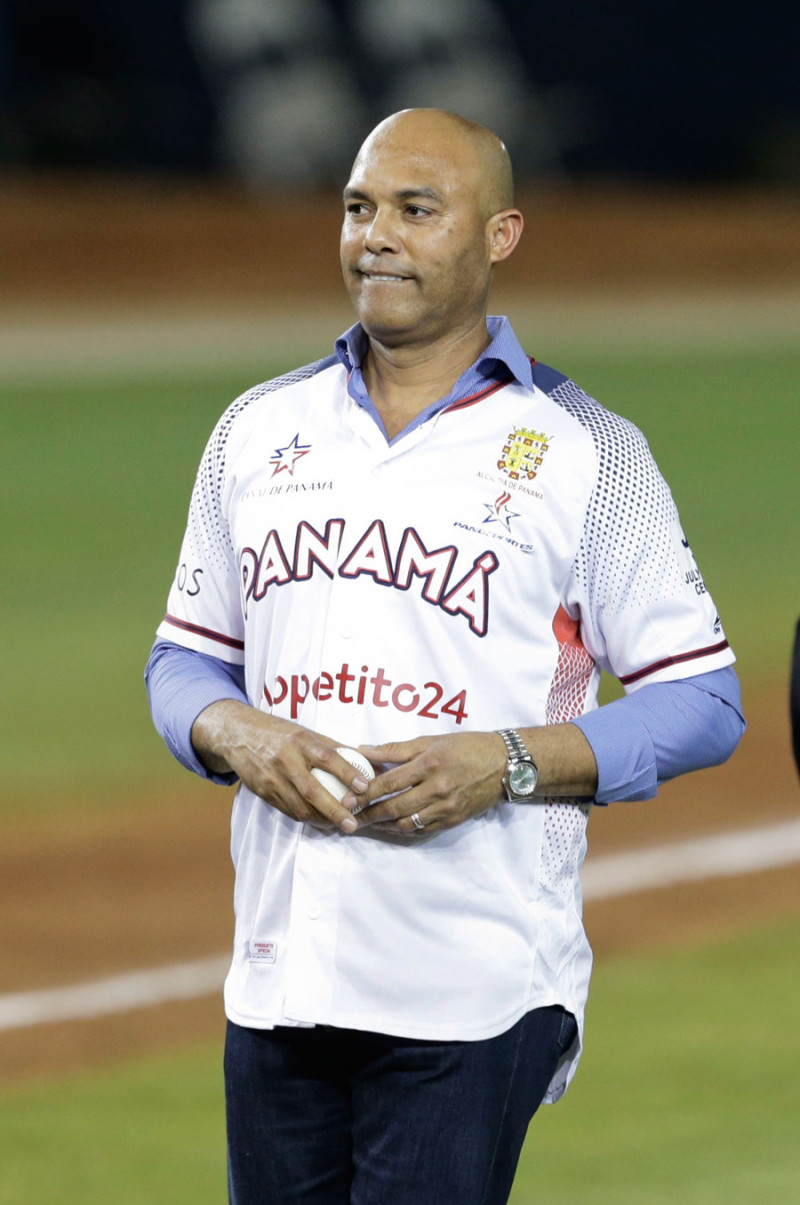 Mariano Rivera se prepara para hacer el lanzamiento de la primera bola en la Serie del Caribe.