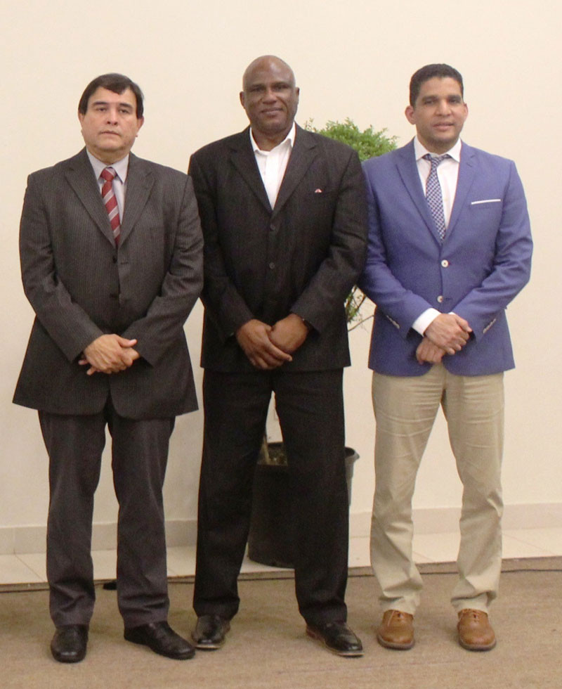 Modesto Robledo, Glyne Clarke y el dominicano Rafael Uribe.