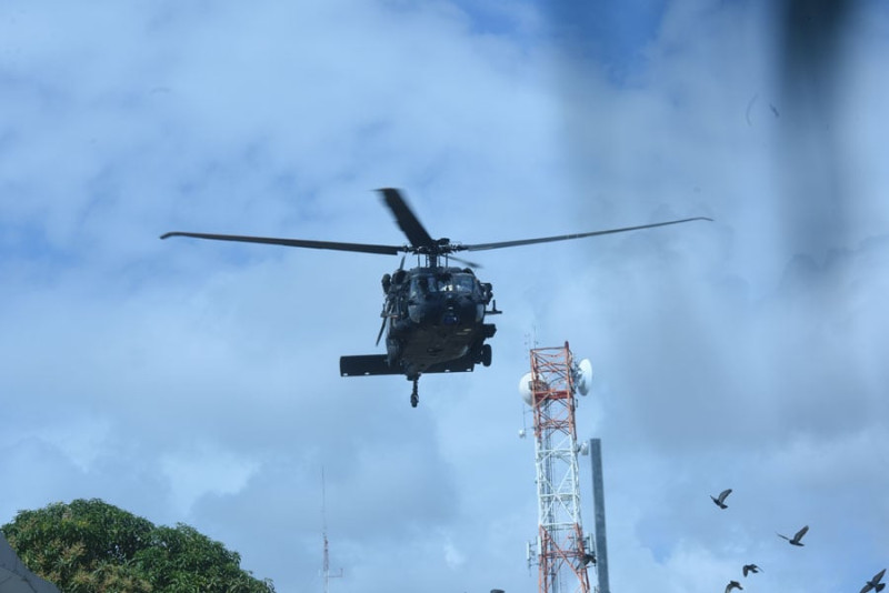 INSTRUCTORES HACEN EJERCICIOS EN LAS CALDERAS. Un helicóptero Black Hawk aterrizó ayer en el
Ministerio de Defensa, en un momento en que Cuba acusa  a Estados Unidos de realizar movimientos de tropas en el Caribe para preparar una futura aventura militar disfrazada de intervención humanitaria en Venezuela. El gobierno