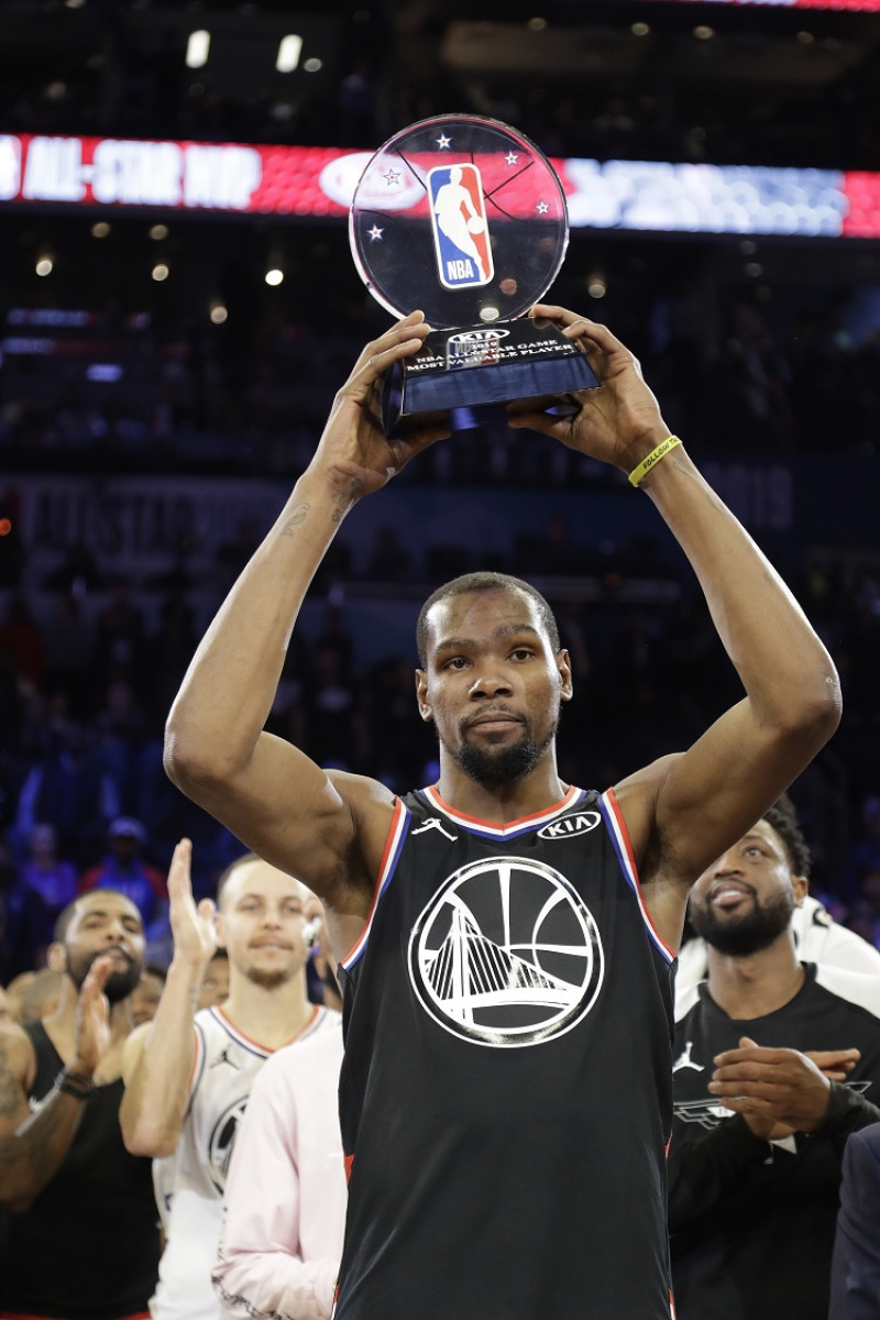 Kevin Durant eleva el trofeo que lo acredita como el Jugador Más Valioso del Juego de Estrellas de la NBA el pasado domingo en Charlotte.