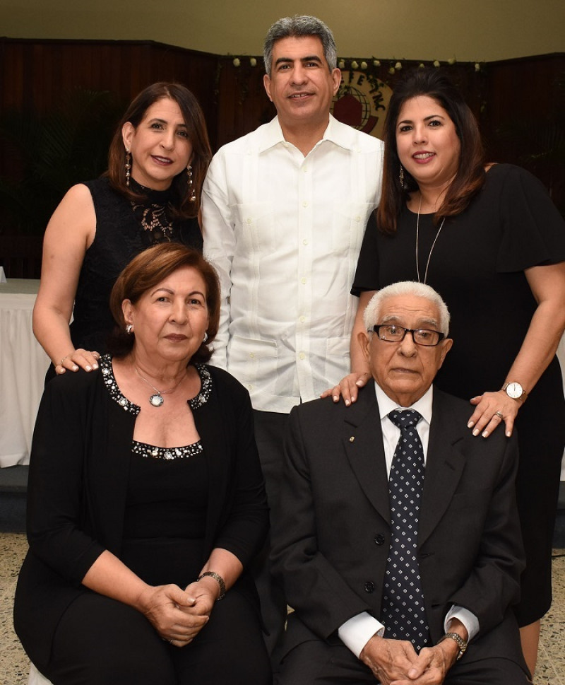Bernardo Melo, Florinda Mejía y sus hijos Ingrid, Harold y Arelis Melo Mejía.
