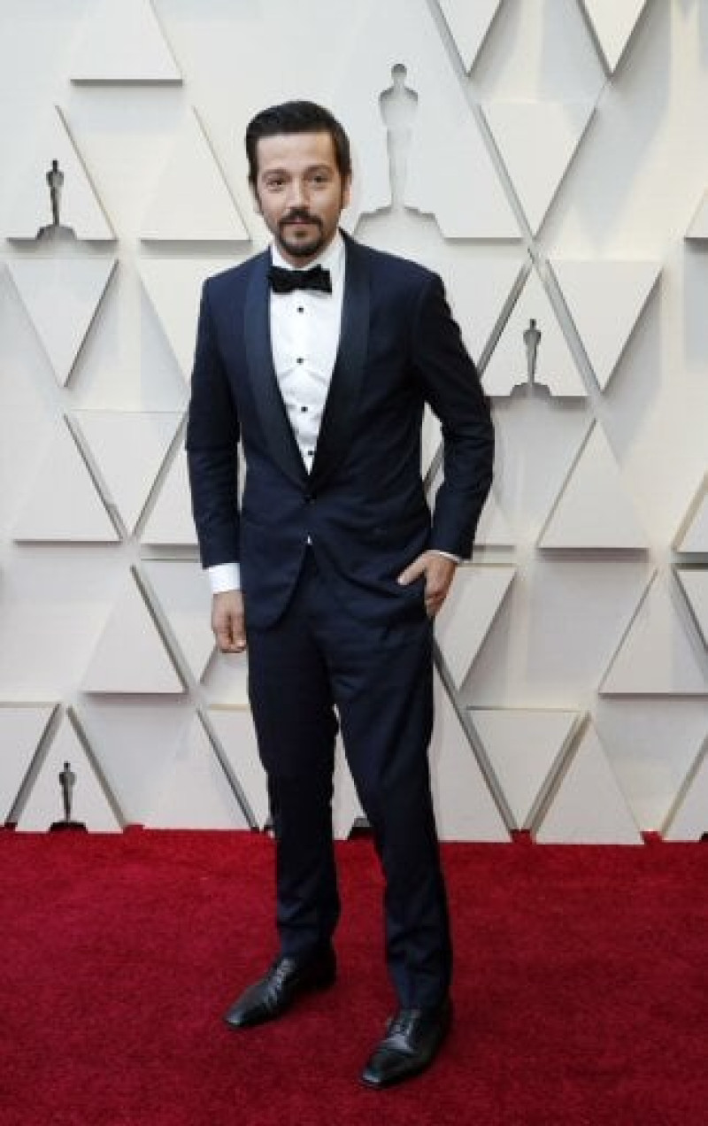 Diego Luna al llegar a la ceremonia anual de los 91 Premios de la Academia en el Dolby Theatre en Hollywood, California. Foto: AP.