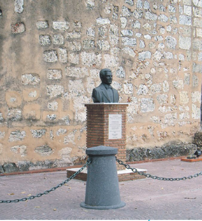 PLAZA FRANCISCO DEL ROSARIO SÁNCHEZ En la Puerta del Conde, el lugar donde en 1844 Francisco del Rosario Sánchez izó la primera bandera de la recién formada República Dominicana se reinstaló en el 2006 el busto que honra la memoria del patricio.