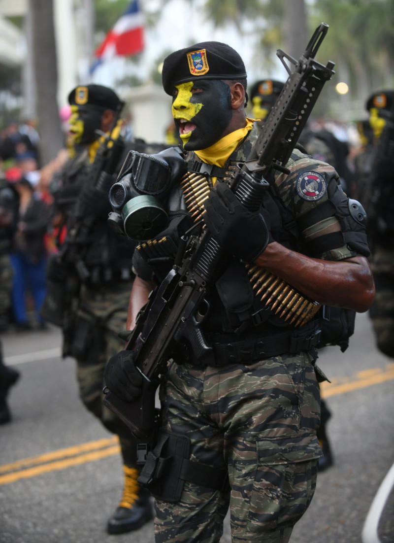 Exhibición. Efectivos de la Fuerzas Armadas y mienbros de la Policía Nacional realizaron un desfile por el aniversario de la independencia.